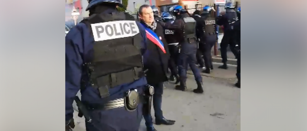 L'élu communiste Pierre Garzon (PCF) s'interpose entre les CRS et les lycéen.ne.s