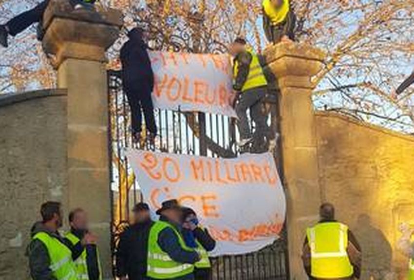 Les gilets jaunes chez Pierre Gattaz (Medef) pour dénoncer les 20 milliards d'euros du CICE Les gilets jaunes chez Pierre Gattaz (Medef) pour dénoncer les 20 milliards d'euros du CICE