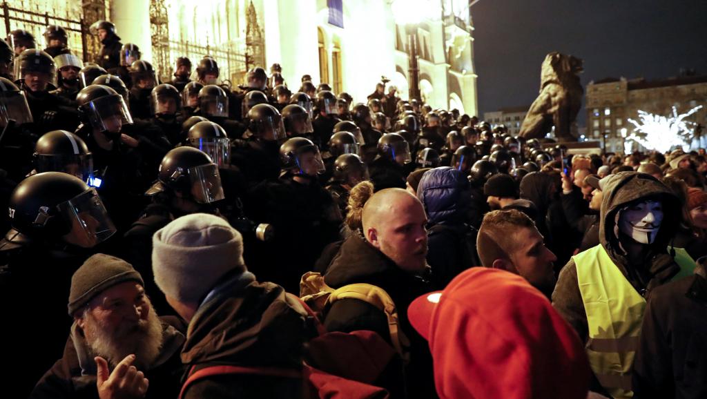 En Hongrie, des milliers de manifestants paralysent le parlement contre le "droit à l'esclavage"