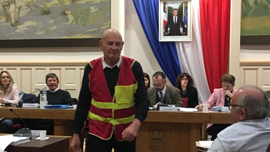 Béziers : Quand Aimé Couquet (PCF) débarque en gilet rouge et jaune au conseil municipal