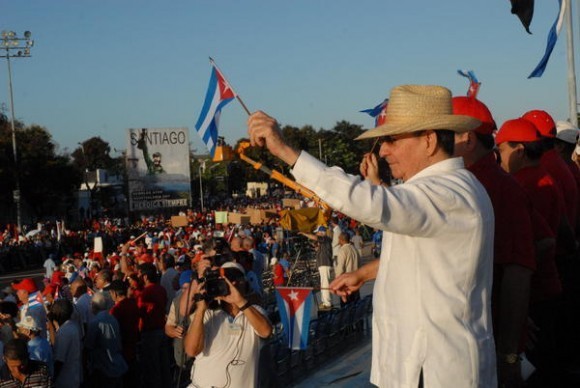 Raul Castro préside le défilé du 1er mai à Santiago de Cuba Raul Castro préside le défilé du 1er mai à Santiago de Cuba