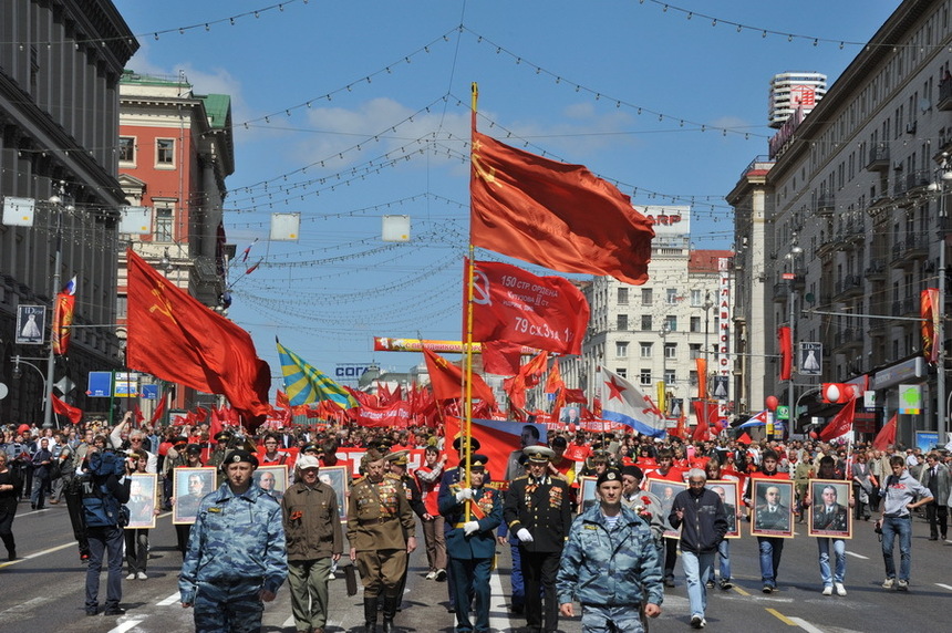 Fête de la Victoire : 100.000 manifestants à Moscou au côté du Parti Communiste Fête de la Victoire : 100.000 manifestants à Moscou au côté du Parti Communiste