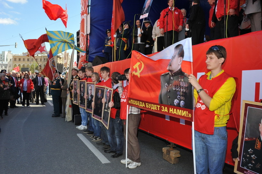Fête de la Victoire : 100.000 manifestants à Moscou au côté du Parti Communiste Fête de la Victoire : 100.000 manifestants à Moscou au côté du Parti Communiste