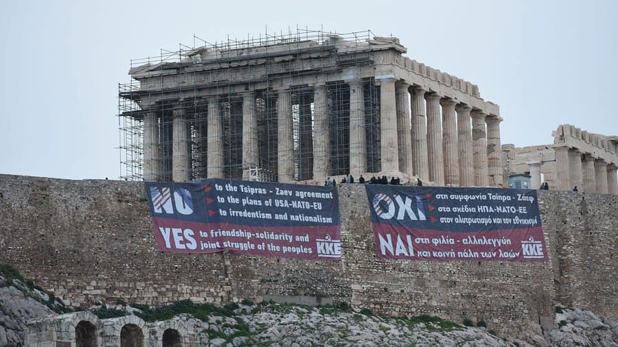 Le Parti communiste (KKE) déploie une bannière contre l'accord de Prespes Le Parti communiste (KKE) déploie une bannière contre l'accord de Prespes