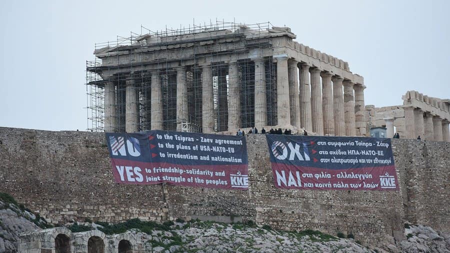 Le Parti communiste (KKE) déploie une bannière contre l'accord de Prespes