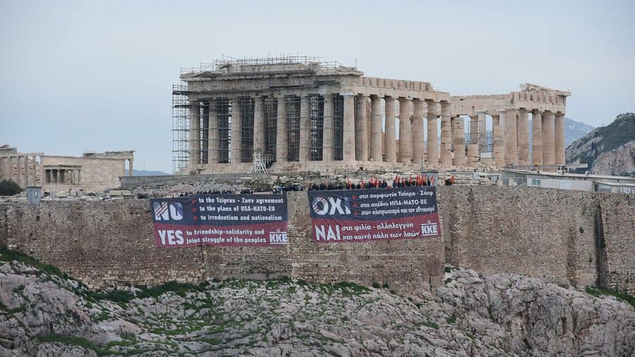 Le Parti communiste (KKE) déploie une bannière contre l'accord de Prespes Le Parti communiste (KKE) déploie une bannière contre l'accord de Prespes