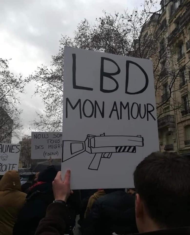 "Les jaunes, nous on les exploite" bienvenue dans la manifestation des "foulards rouges" "Les jaunes, nous on les exploite" bienvenue dans la manifestation des "foulards rouges"