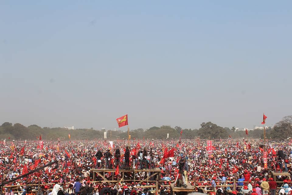 Un million de communistes rassemblés à Kolkata pour la "people brigade" Un million de communistes rassemblés à Kolkata pour la "people brigade"
