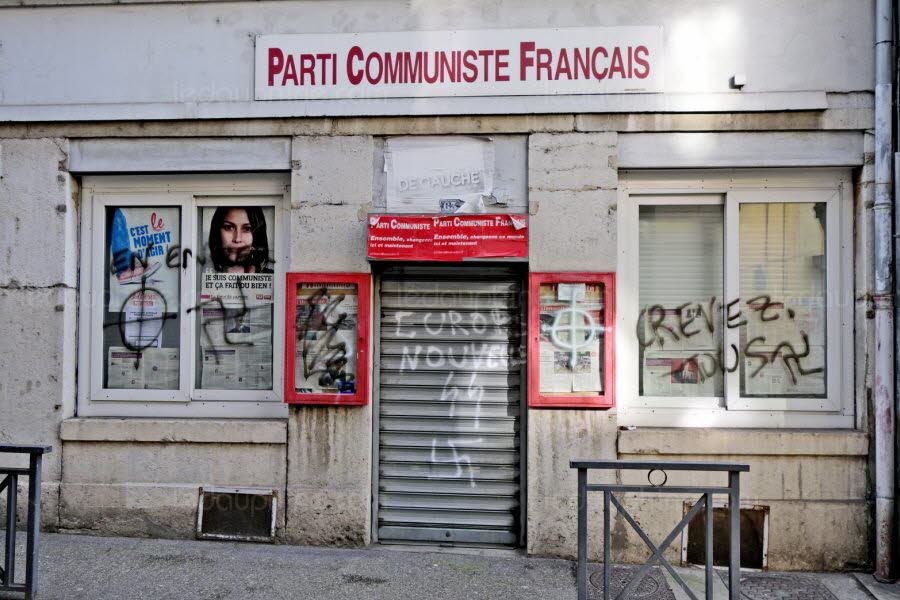 Vienne : Des croix gammées taguées sur la devanture du local du PCF Vienne : Des croix gammées taguées sur la devanture du local du PCF