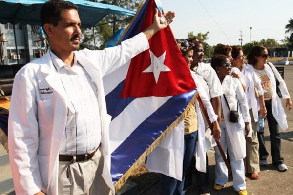 Face à l'abandon de l'Etat, la Guyane veut faire venir des docteurs cubains