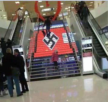Ukraine (démocratique) : Une croix gammée géante orne un escalier d'un centre commercial
