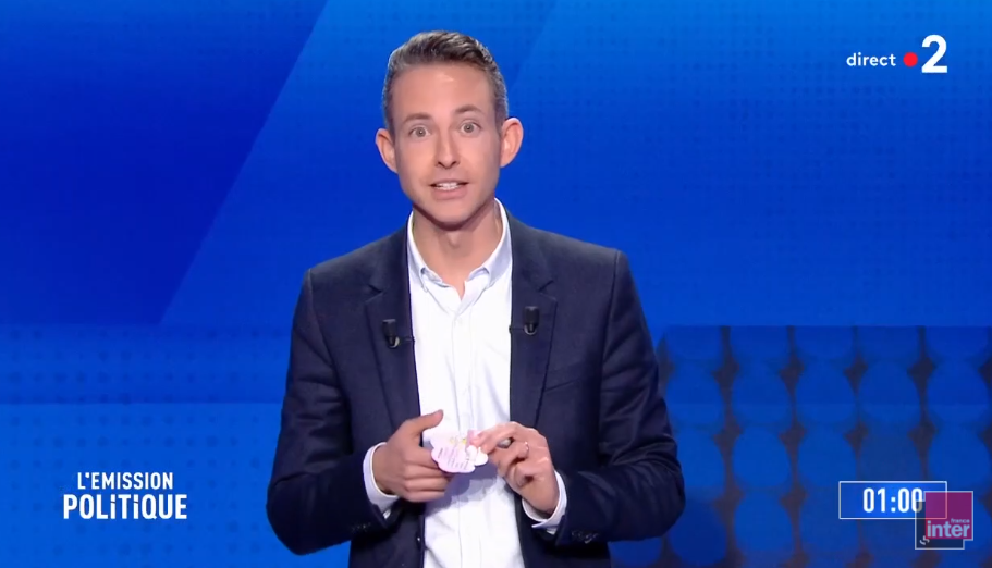 Ian Brossat, tête de liste du PCF, a apporté un bracelet de naissance pour protester contre la fermeture des maternités Ian Brossat, tête de liste du PCF, a apporté un bracelet de naissance pour protester contre la fermeture des maternités