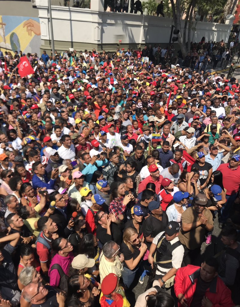 Le peuple est dans la rue pour défendre sa révolution et son gouvernement Le peuple est dans la rue pour défendre sa révolution et son gouvernement