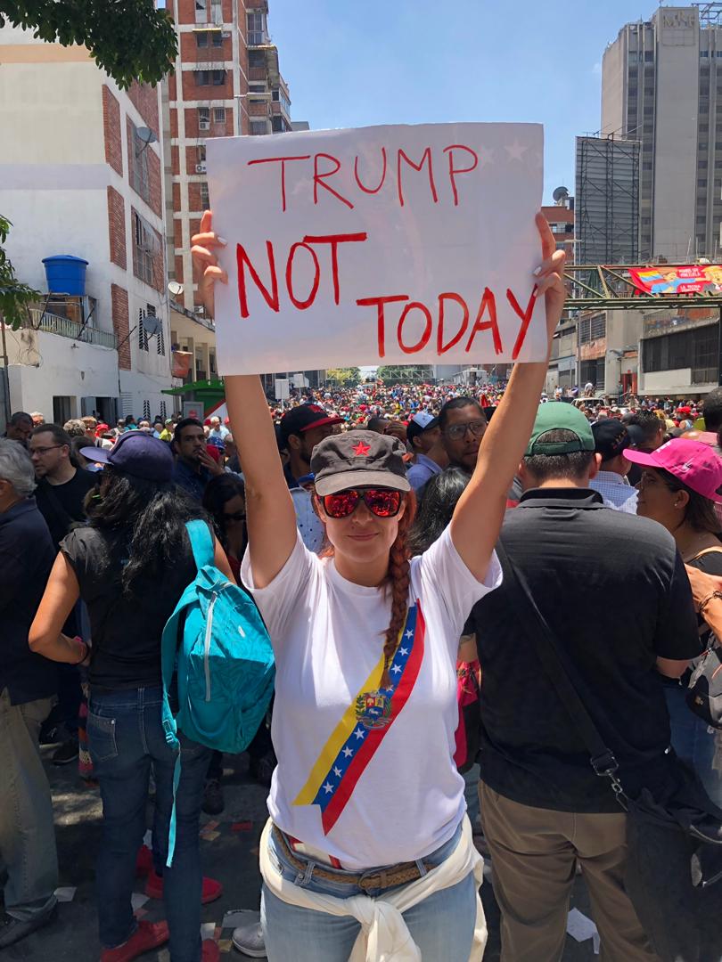 Le peuple est dans la rue pour défendre sa révolution et son gouvernement Le peuple est dans la rue pour défendre sa révolution et son gouvernement