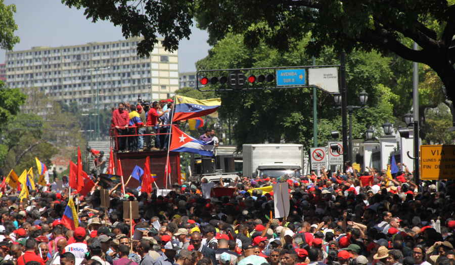 Le peuple est dans la rue pour défendre sa révolution et son gouvernement Le peuple est dans la rue pour défendre sa révolution et son gouvernement