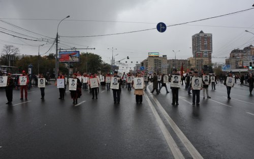 Les communistes russes rendent hommage aux victimes du putsch d’Eltsine en octobre 1993