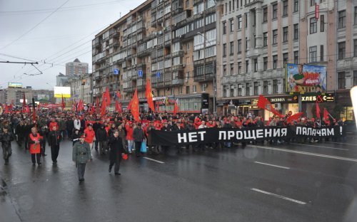 Les communistes russes rendent hommage aux victimes du putsch d’Eltsine en octobre 1993