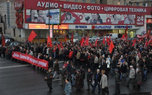 Les communistes russes rendent hommage aux victimes du putsch d’Eltsine en octobre 1993