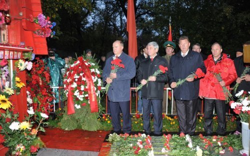Les communistes russes rendent hommage aux victimes du putsch d’Eltsine en octobre 1993