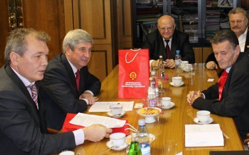 Rencontre historique entre le KPRF (Russie) et KPS (Serbie)