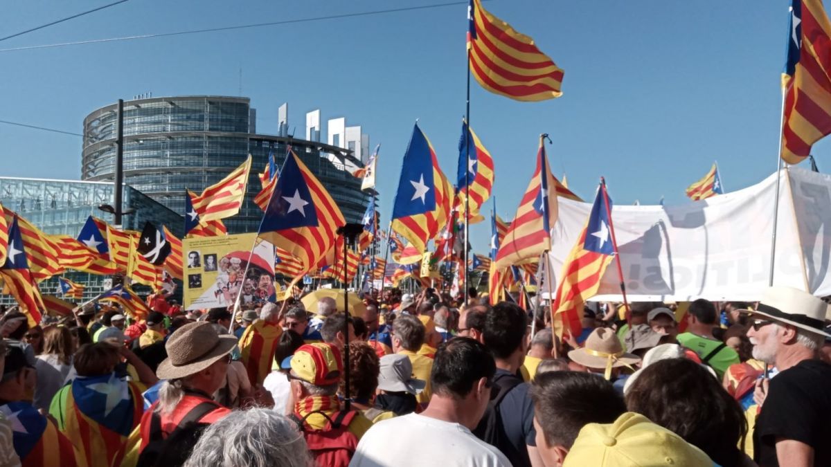 Strasbourg: des milliers d'indépendantistes catalans devant le Parlement européen pour soutenir Carles Puigdemont