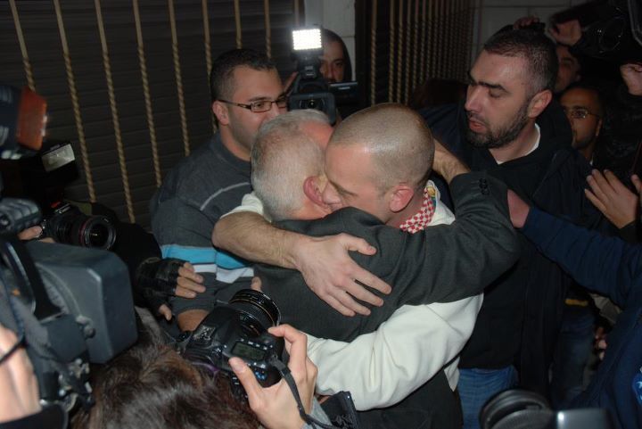 Salah dans les bras de son pere Hassan Salah dans les bras de son pere Hassan