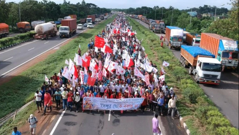 Bengale occidental (Inde): Des milliers de jeunes demandent du travail, la police répond avec des gaz lacrymogènes Bengale occidental (Inde): Des milliers de jeunes demandent du travail, la police répond avec des gaz lacrymogènes