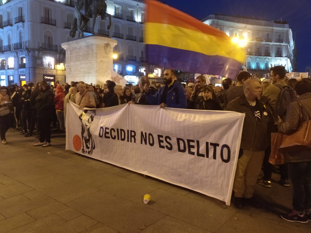 Des milliers de républicains espagnols rassemblés en soutien à la Catalogne Des milliers de républicains espagnols rassemblés en soutien à la Catalogne