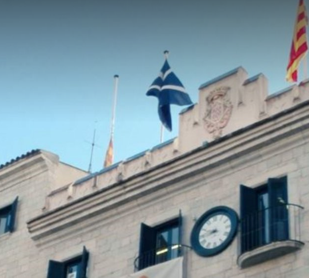 Le drapeau noir hissé sur la mairie de Girona (Catalogne)