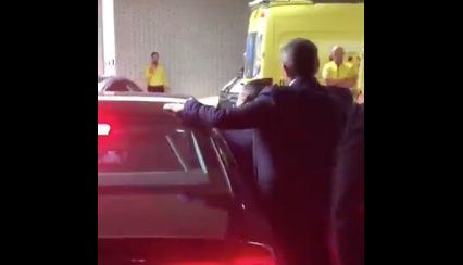 Pedro Sachez quitte l'hôpital de Sant Pau sous les huées des médecins et infirmier.e.s