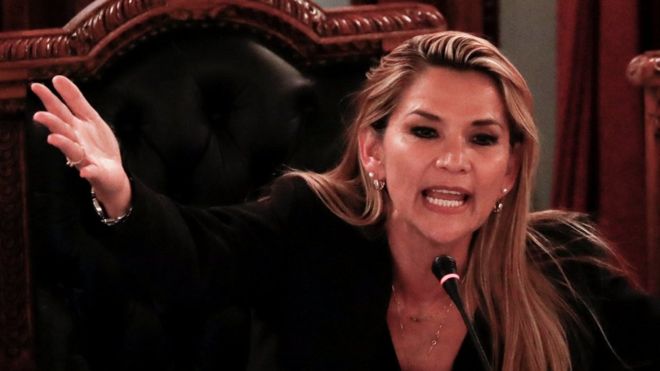 En violation de la Constitution, Jeanine Áñez, s'autoproclame Présidente de la Bolivie En violation de la Constitution, Jeanine Áñez, s'autoproclame Présidente de la Bolivie
