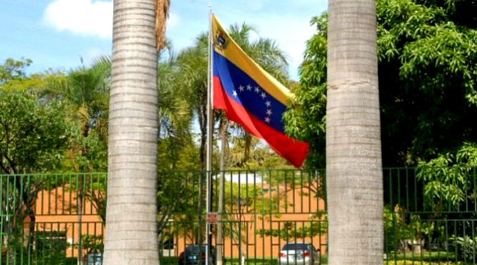Les fascistes envahissent l'ambassade du Venezuela au Brésil