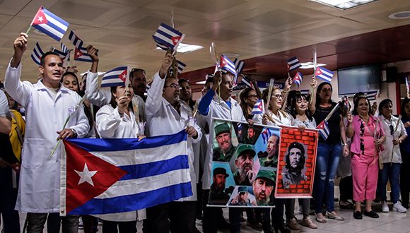 Cuba rapatrie en urgence ses médecins déployés en Bolivie
