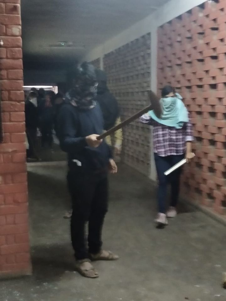 L'extrême droite lance un raid contre les étudiant.e.s de l'Université Jawaharlal Nehru en Inde L'extrême droite lance un raid contre les étudiant.e.s de l'Université Jawaharlal Nehru en Inde