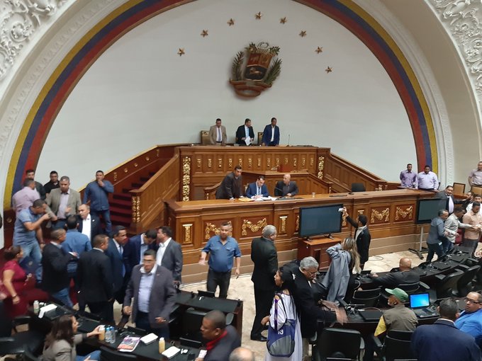 L'opposition pro et anti-Guaidó s'affronte à l'Assemblée nationale du Venezuela