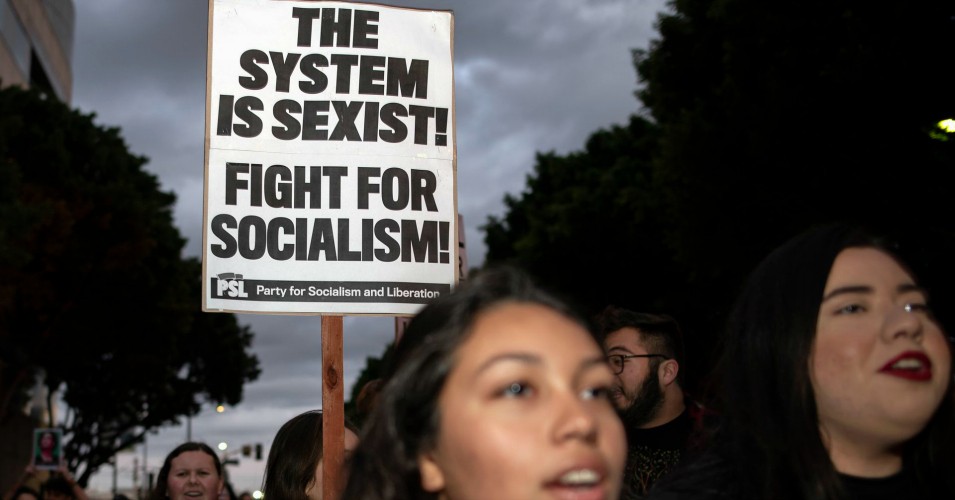 Aux Etats-Unis, 55% des femmes préfèrent le socialisme au capitalisme Aux Etats-Unis, 55% des femmes préfèrent le socialisme au capitalisme