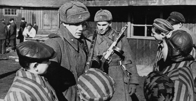 75 ans après la libération d'Auschwitz : "Nous étions là, à regarder les larmes couler sur leurs joues" 75 ans après la libération d'Auschwitz : "Nous étions là, à regarder les larmes couler sur leurs joues"