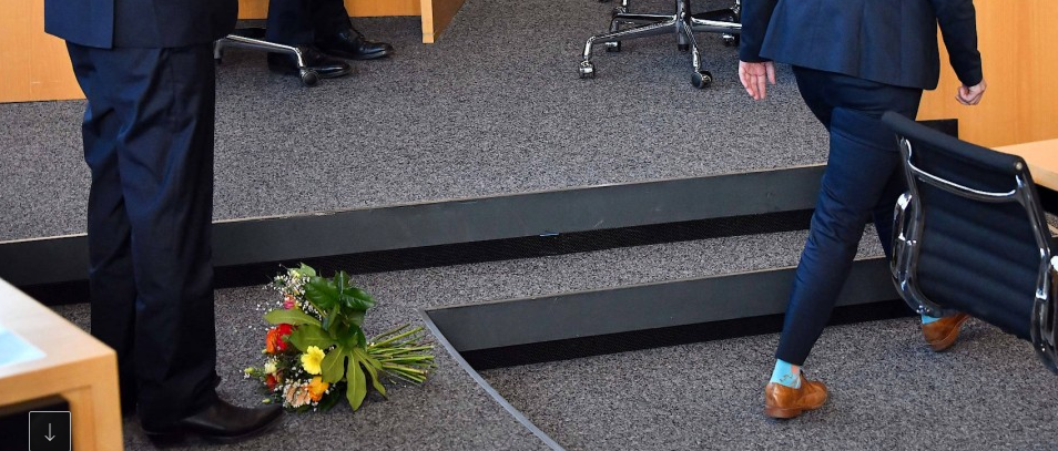 Susanne Hennig (Die Linke) jette au pied du libéral le bouquet qu’elle devait offrir Susanne Hennig (Die Linke) jette au pied du libéral le bouquet qu’elle devait offrir