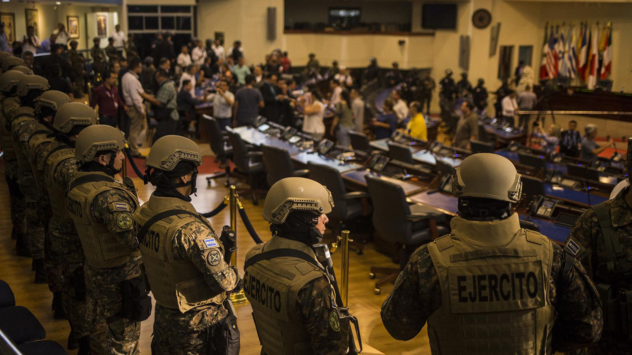 Coup de force militaire en El Salvador contre le parlement
