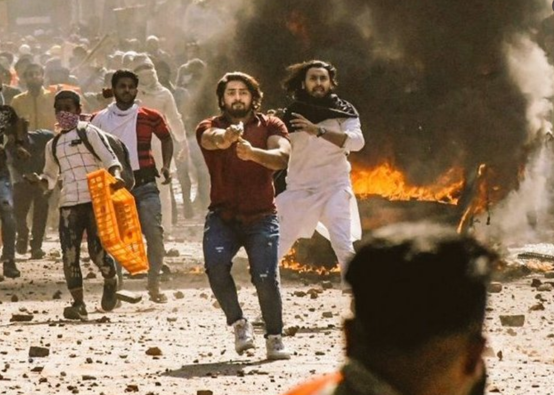 Émeutes nationalistes dans capitale indienne, Delhi est en flamme