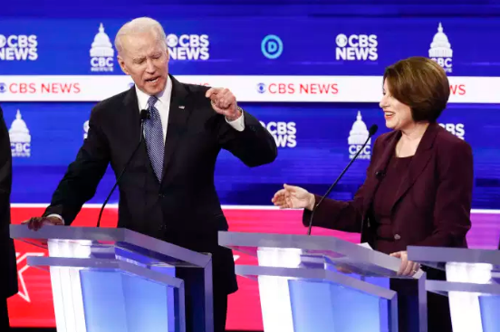 Amy Klobuchar abandonne et rallie Joe Biden dans la primaire démocrate
