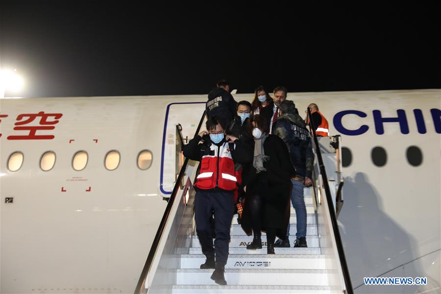 COVID-19 :  Une équipe d'experts chinois arrive à Rome avec du matériel médical