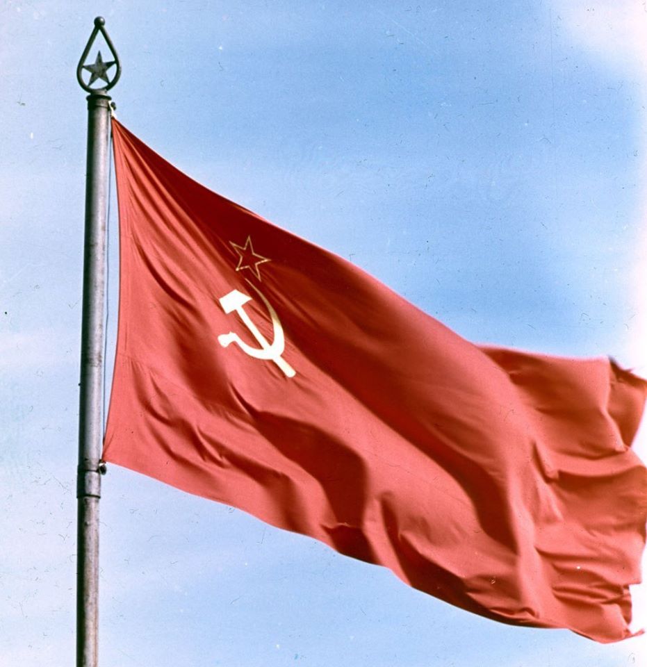 Le 14 avril 1918, le drapeau rouge devient drapeau de la Russie soviétique.