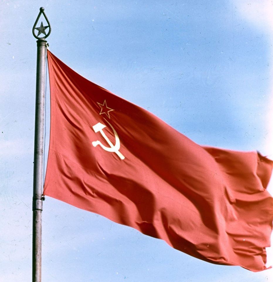 Le 14 avril 1918, le drapeau rouge devient drapeau de la Russie soviétique. Le 14 avril 1918, le drapeau rouge devient drapeau de la Russie soviétique.