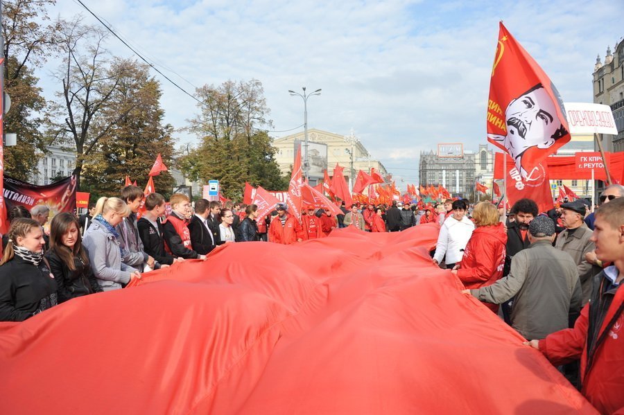 Protestations massives, organisées par les communistes, en Russie contre les "réformes" de Poutine