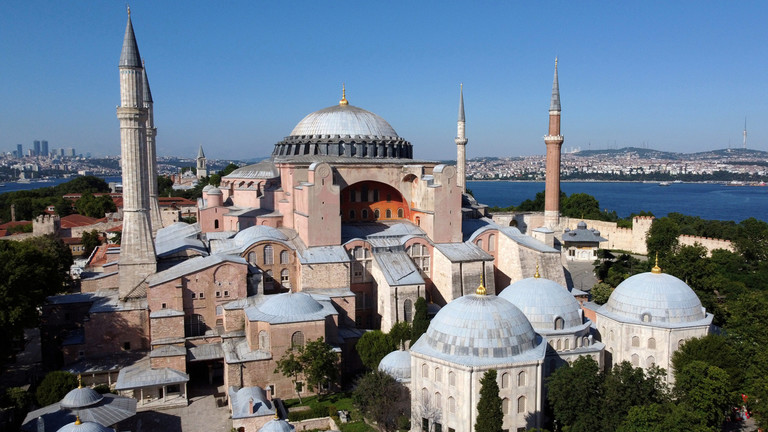 Les communistes turcs critiquent la décision d'Erdogan de convertir Sainte-Sophie en mosquée