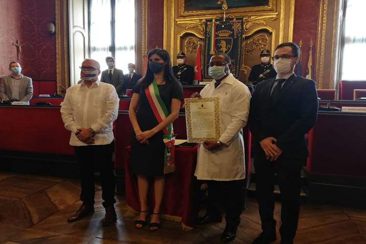 Le chef de la brigade médicale cubaine obtient la citoyenneté honoraire de la ville de Turin