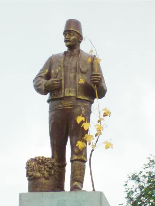 Un village ukrainien relooke une statue de Lénine pour éviter sa destruction