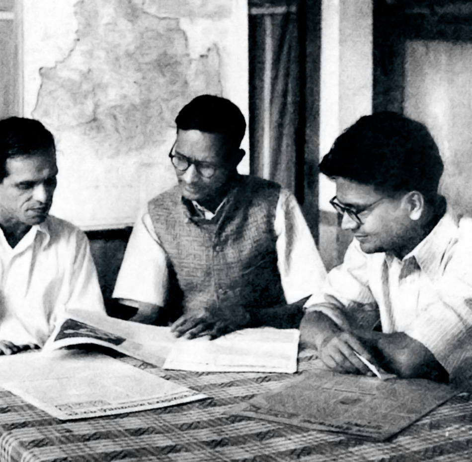 BT Ranadive, G Adhikari et PC Joshi lors d'une réunion du Bureau politique du Parti communiste indien au siège du CPI à Bombay, 1945