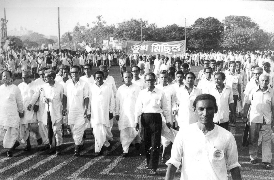 Le chef communiste Jyoti Basu (sixième en partant de la gauche au premier rang; pas de lunettes), qui devint plus tard le ministre en chef du Bengale occidental, lors d'un Bhukha Michhil («procession des affamés»), pendant le mouvement alimentaire de 1959